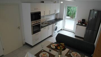 Kühlschrank, Mikrowelle, Ofen, Herdplatte