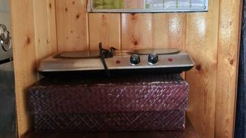 Chuveiro, secador de cabelo, toalhas de banho, sabonete