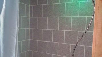 Douche, sĂšche-cheveux, serviettes fournies, savon