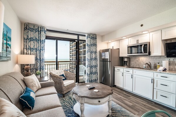 Smart-TV, DVD-Player, Bücher, Musikbibliothek