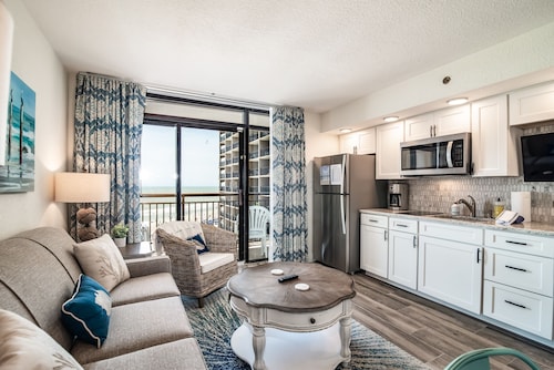 Stylish and very clean oceanfront condo- Pools, hot tubs, pool bar, lazy river!