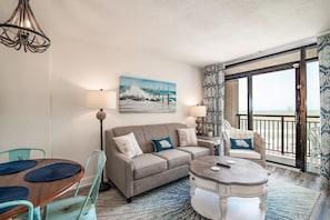 Smart-TV, DVD-Player, Bücher, Musikbibliothek