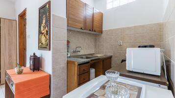 Fridge, stovetop, coffee/tea maker