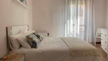 2 dormitorios, tabla de planchar con plancha, cuna de viaje