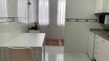 Een koelkast, een microgolfoven, een oven