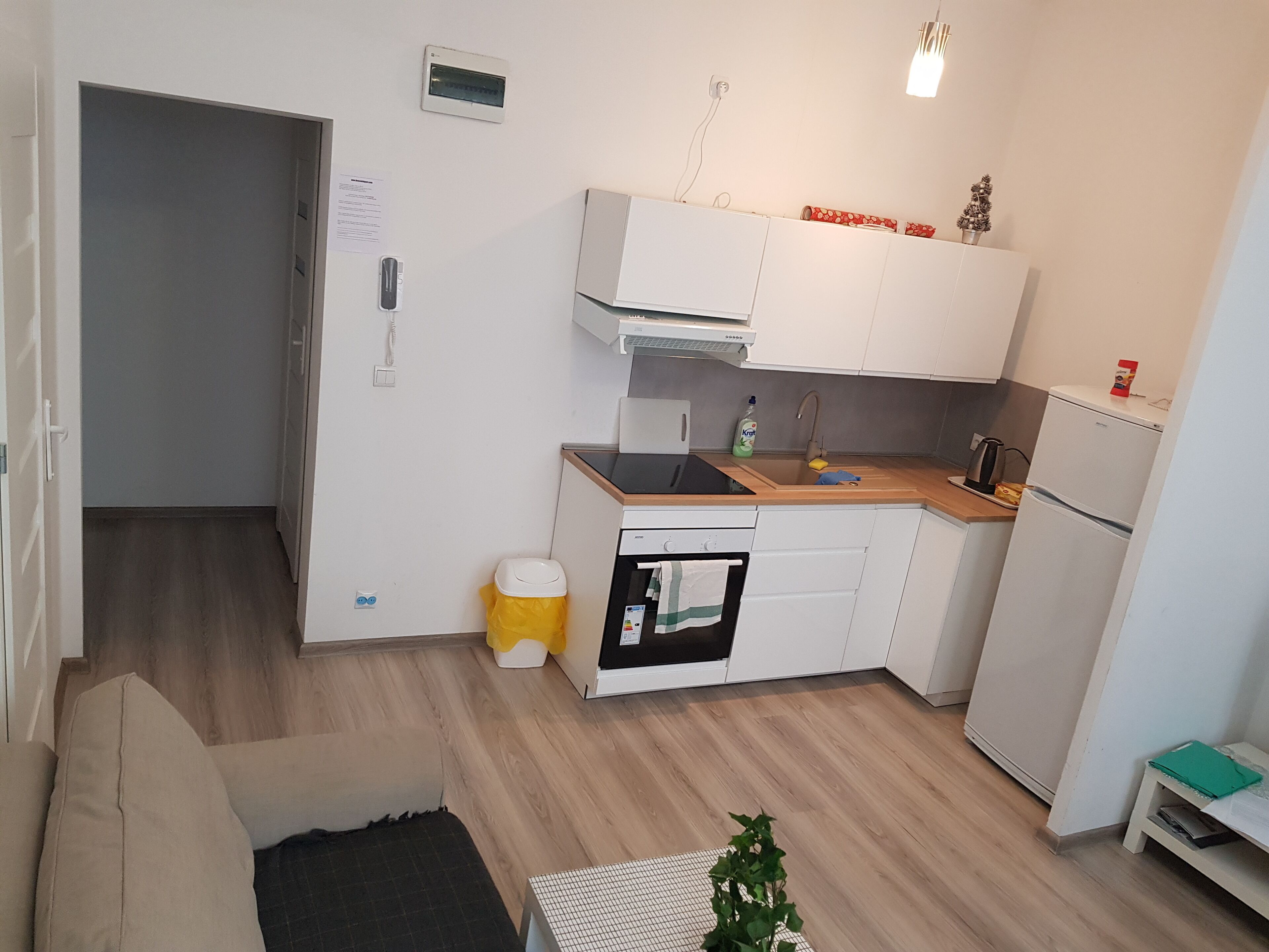 微波爐、咖啡機/沖茶器、電熱水壺、廚房用具/餐具/器皿