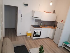 電子レンジ、コーヒー / ティーメーカー、電気ポット、調理器具と食器