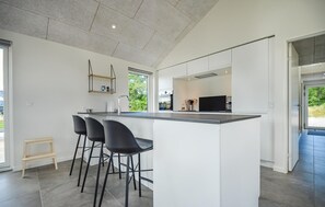 Kjøleskap, kokeplater, oppvaskmaskin og kaffetrakter/tekoker