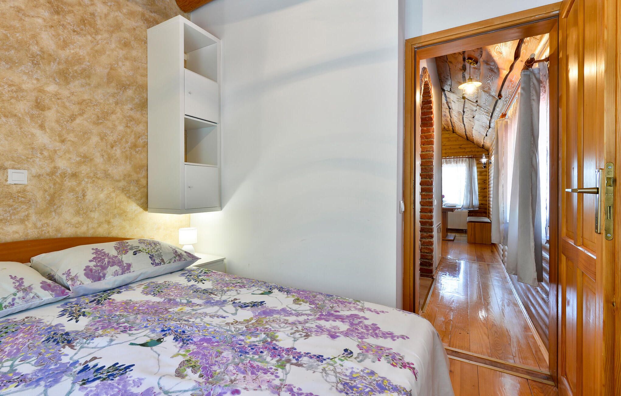 2 bedrooms, travel crib, free WiFi, bed sheets