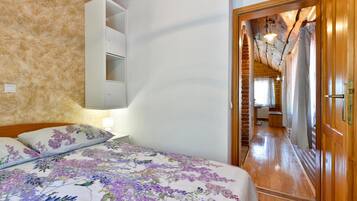 2 bedrooms, travel crib, free WiFi, bed sheets