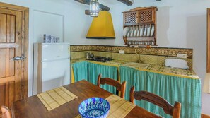 Cafetera o tetera, frigorífico, placa de cocina y lavavajillas
