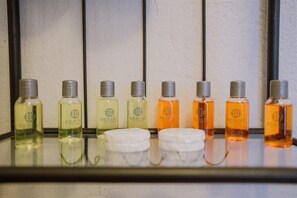 Shower, slippers, towels - Deruni Ilıca (Cesme)