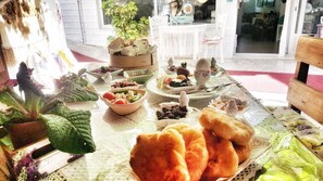 Petit déjeuner complet (50 TRY par personne)