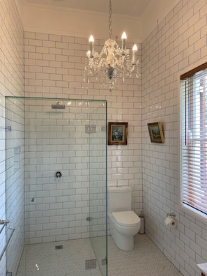 Shower, hair dryer, towels, soap - Leconfield House, the heart of the Hunter Valley, built 1872, 150yrs in 2022 (Leconfield)