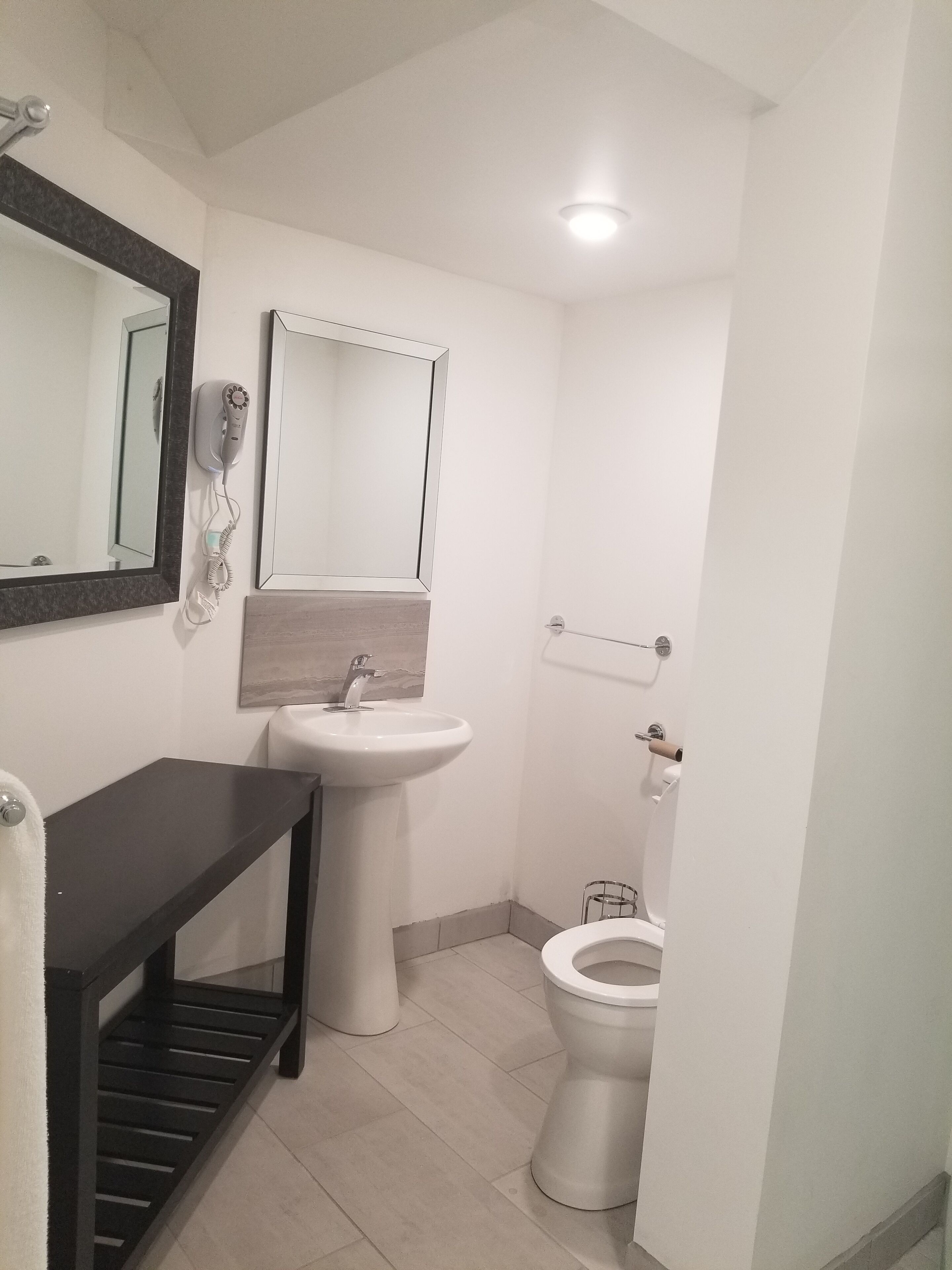 Room | Bathroom | Combined shower/tub, towels