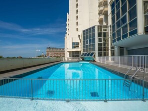 Una piscina sul tetto con vista chiara sullo skyline della città.