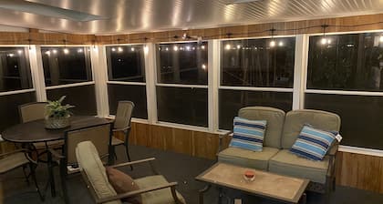 Beautiful Bi-level. Game room with pool table, 5 UHDTVs, WiFi. Central heat/air.