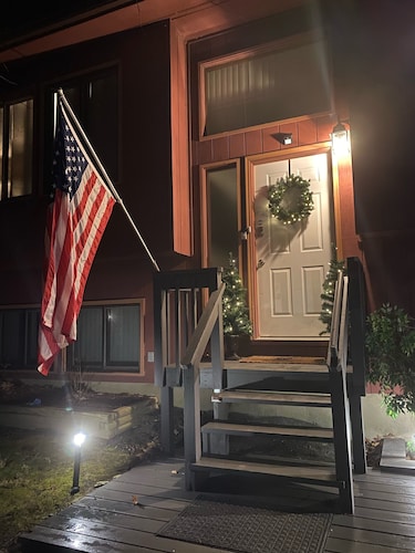 Beautiful Bi-level. Game room with pool table, 5 UHDTVs, WiFi. Central heat/air.