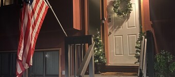 Beautiful Bi-level. Game room with pool table, 5 UHDTVs, WiFi. Central heat/air.