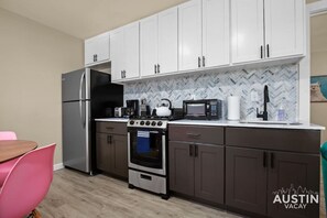 Geladeira, micro-ondas, fogão, cooktop