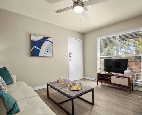 7-Minute Walk to Deep Eddy Pool! Parking + Grill