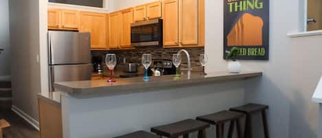 Wasserkocher mit Kaffee-/Teezubehör, Kühlschrank, Mikrowelle, Ofen
