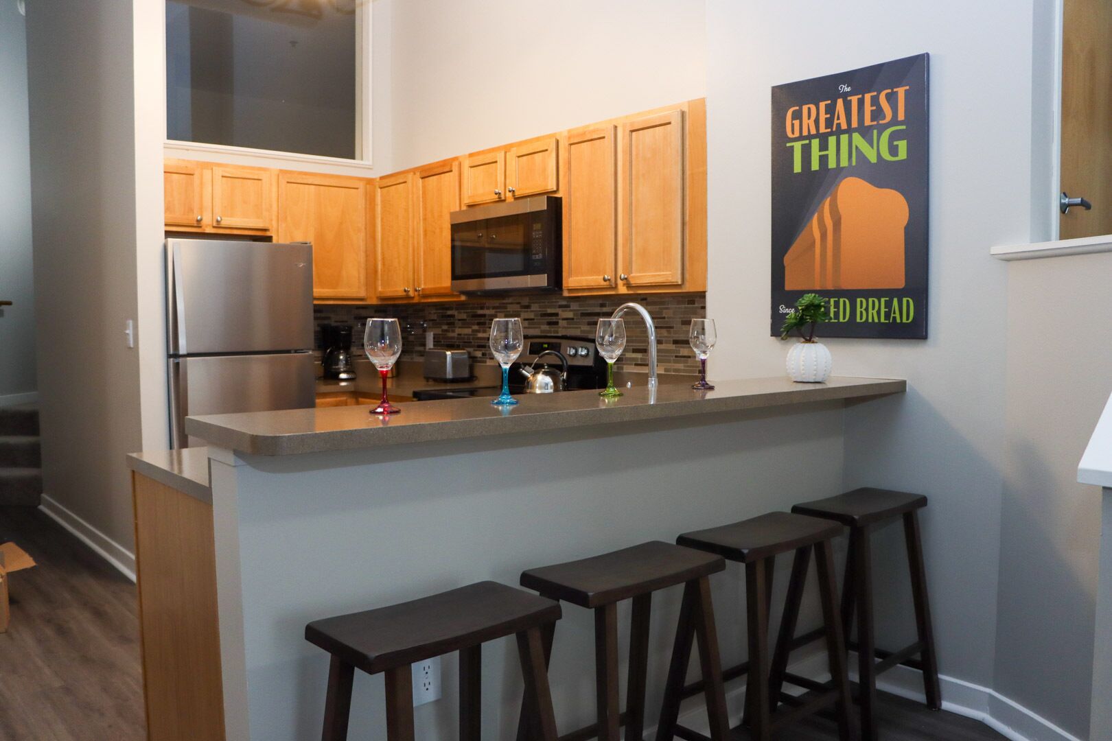 Réfrigérateur, micro-ondes, four, plaque de cuisson