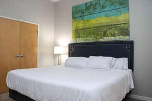 2 Schlafzimmer, Schreibtisch, Bügeleisen/Bügelbrett, Reisekinderbett