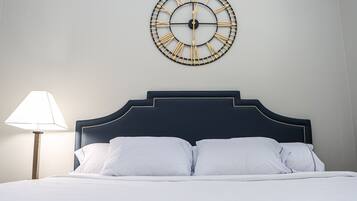 2 habitaciones, escritorio y tabla de planchar con plancha