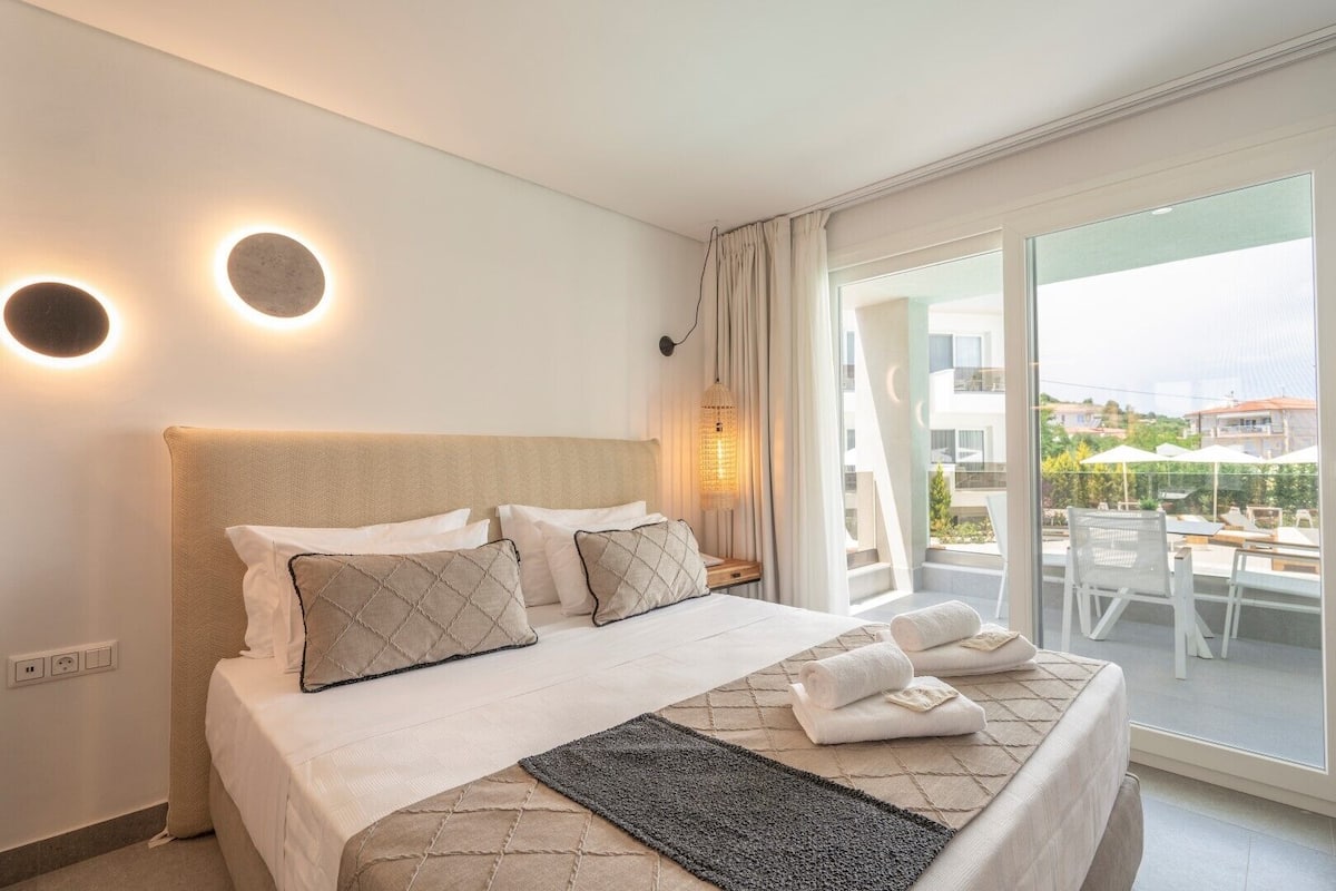 Executive Maisonette with Balcony Pool Front | 1 camera, una cassaforte in camera, postazione laptop, insonorizzazione