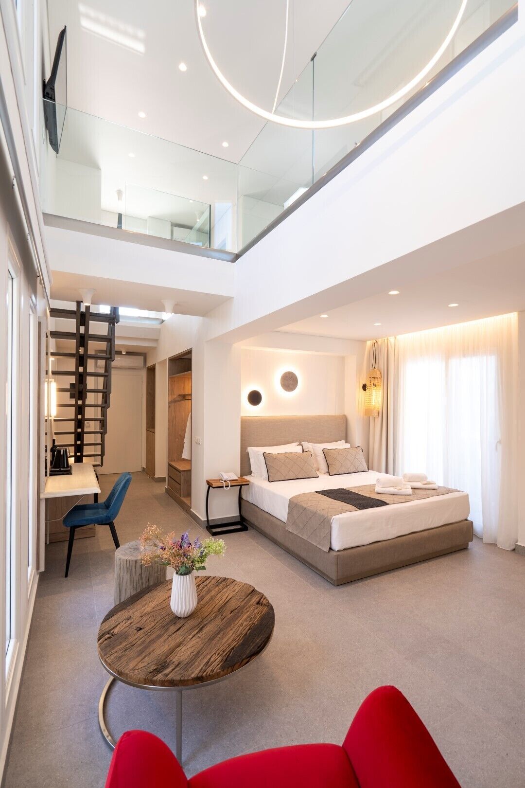 Executive Maisonette with Terrace Pool View | Pengeskab på værelset, arbejdsområde til bærbare computere, lydisolering