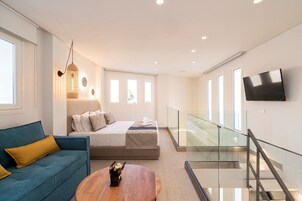 Caja de seguridad en la habitación y espacio para trabajar con laptop