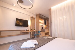 Deluxe kamer, balkon, uitzicht op zwembad | Een kluis op de kamer, een laptopwerkplek, geluiddichte muren