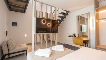 Executive Maisonette with Balcony Pool Front | In-room safe, laptop workspace, soundproofing, iron/ironing board
