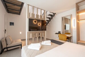 Executive Maisonette with Balcony Pool Front | 房內夾萬、手提電腦工作空間、隔音、熨斗/熨衫板