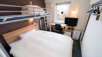 Työpöytä, pimennysverhot, äänieristys, ilmainen Wi-Fi