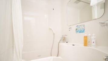 Un baño moderno con inodoro, ducha y lavamanos.