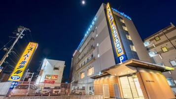 Majoituspaikan julkisivu illalla/yöllä