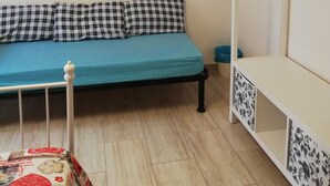 A room with a bed, a bench, a wall clock, and a framed picture. - The house with an Italian chef inside (Bologna)