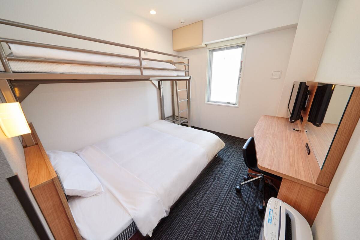 Desk, soundproofing, WiFi (free), bed sheets