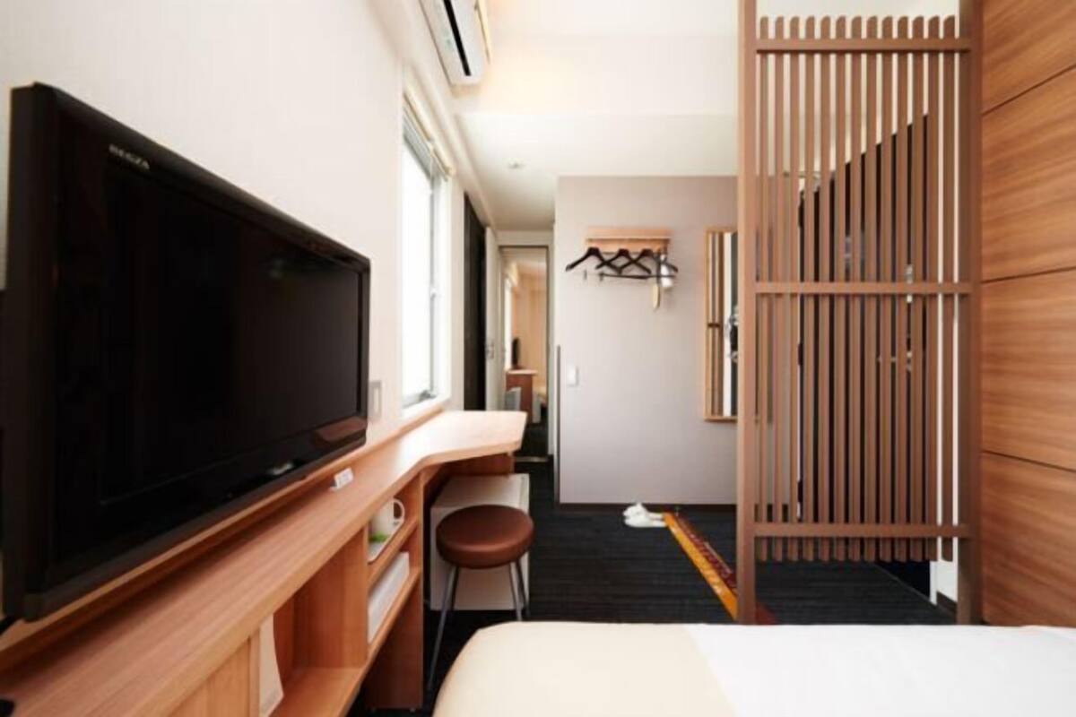 Desk, soundproofing, WiFi (free), bed sheets