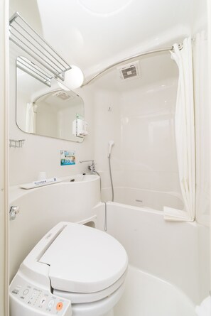 Duschwanne, kostenlose Toilettenartikel, Haartrockner, Hausschuhe