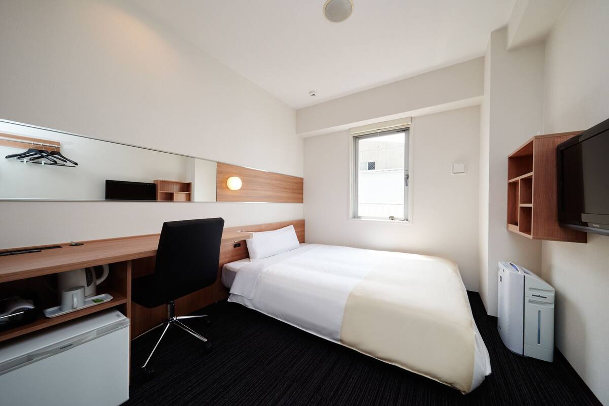 Desk, soundproofing, WiFi (free), bed sheets