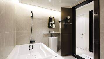 Exclusive-Doppelzimmer | Badezimmer | Badewanne und Dusche (separat), Whirlpool, Regendusche