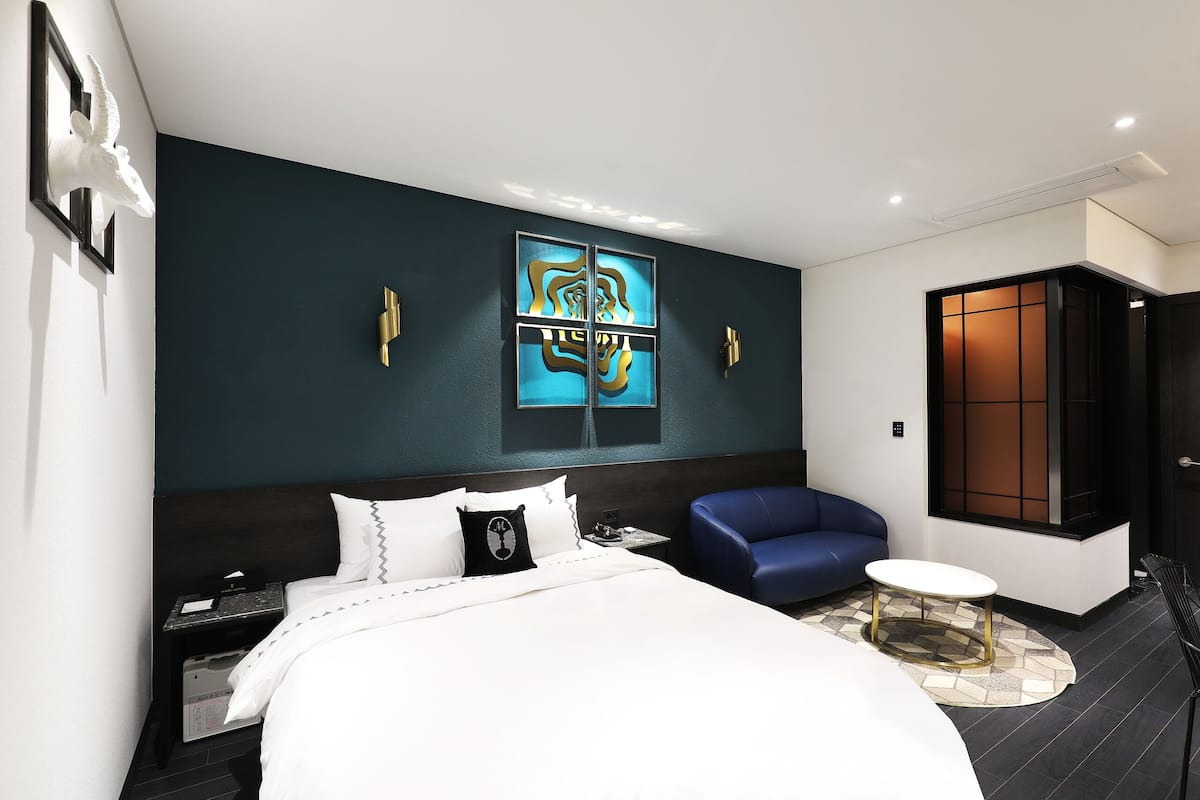 Premium tweepersoonskamer | Een gratis minibar, een laptopwerkplek, gratis wifi, beddengoed