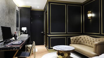 Luxury Double Room | Bar mini percuma, ruang kerja komputer riba, Wi-fi percuma, cadar katil
