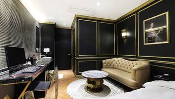 Habitación de lujo doble | Minibar con artículos gratuitos y espacio para trabajar con un portátil