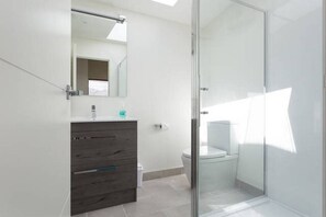 Een douche, een haardroger, handdoeken, zeep