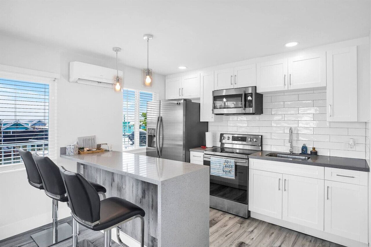 Kjøleskap, mikrobølgeovn, ovn og kokeplater