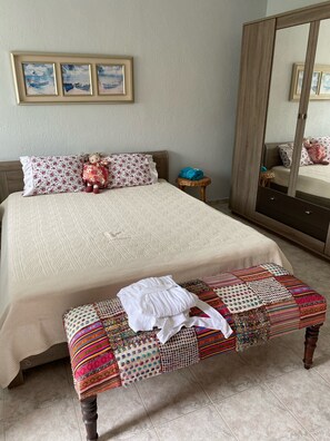 2 bedrooms, iron/ironing board, bed sheets